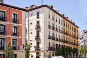 Edificio de viviendas en Madrid en las que se piensa en renovación del seguro de hogar