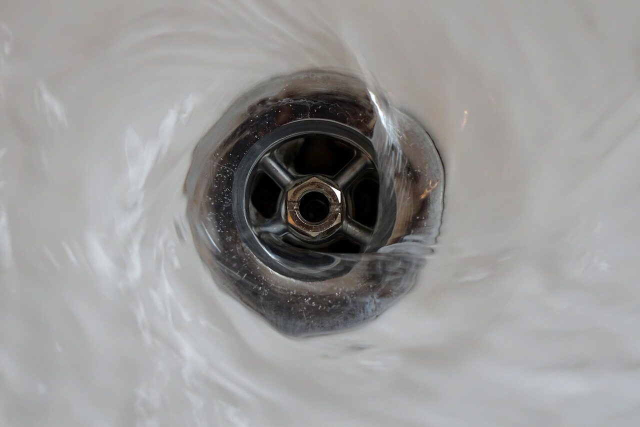 Goteras, tuberías y descuidos: cómo responde tu seguro ante los daños por agua
